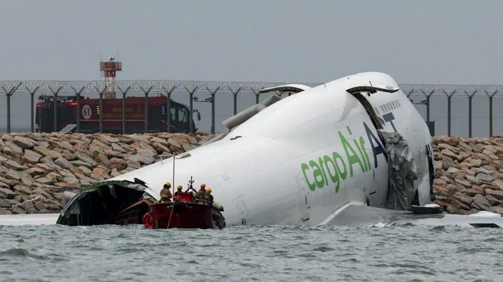 747 tumbles in to Sea at Hong Kong Airport: 2 fatalities confirmed